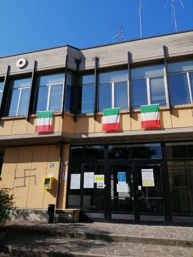 Svastiche sul Municipio di Cavriago un giorno prima del 25 aprile: la dichiarazione del Segretario PD Andrea Costa.