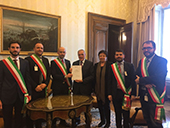 Furti: I Sindaci dell\'Unione Tresinaro Secchia consegnano al Presidente del Senato Grasso le firme della petizione